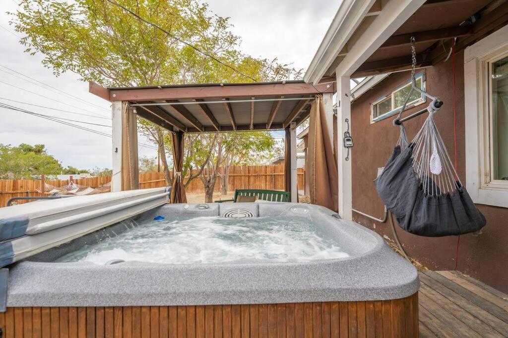 Palm Vista Retreat *Hot Tub/Cowboy Pool/Hammocks* Villa Joshua Tree Bagian luar foto